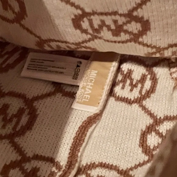 Women’s Michael Kors MK Logo Cuffed Signature Beanie with Tag - Picture 3 of 3